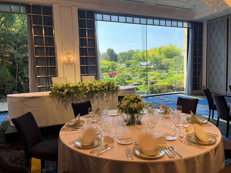 披露宴会場。正方形に近い形の部屋で、窓からは赤い太鼓橋が見える。