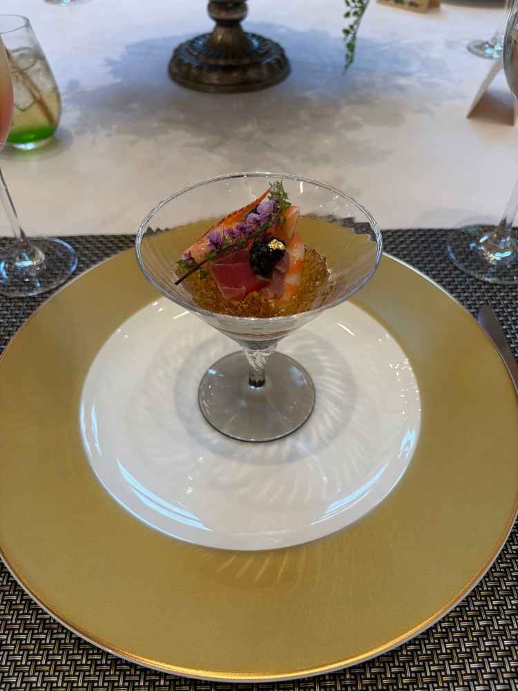 見た目がゴージャスで味も美味しくて万人受けするお食事で満足。キャビアとジュレの味のハーモニーが絶妙。