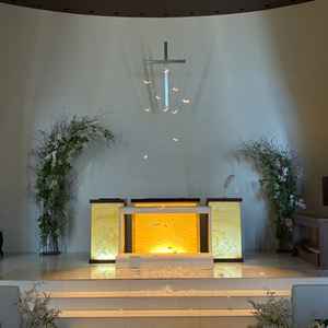 挙式会場は白を基調としたシンプルなイメージを持ちました。スポットライトや羽根の演出ができるそうです。