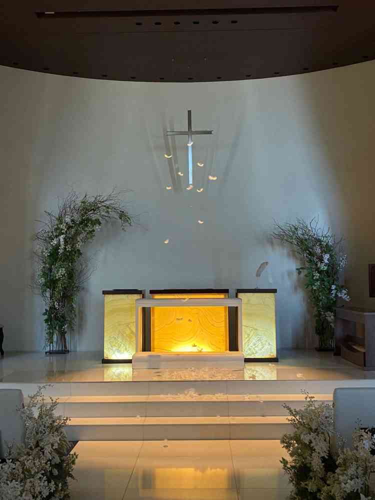 挙式会場は白を基調としたシンプルなイメージを持ちました。スポットライトや羽根の演出ができるそうです。