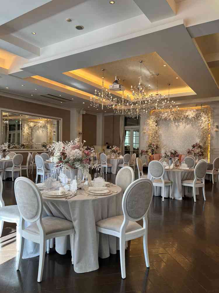 披露宴会場の1つ。可愛らしく王道な雰囲気の内装。