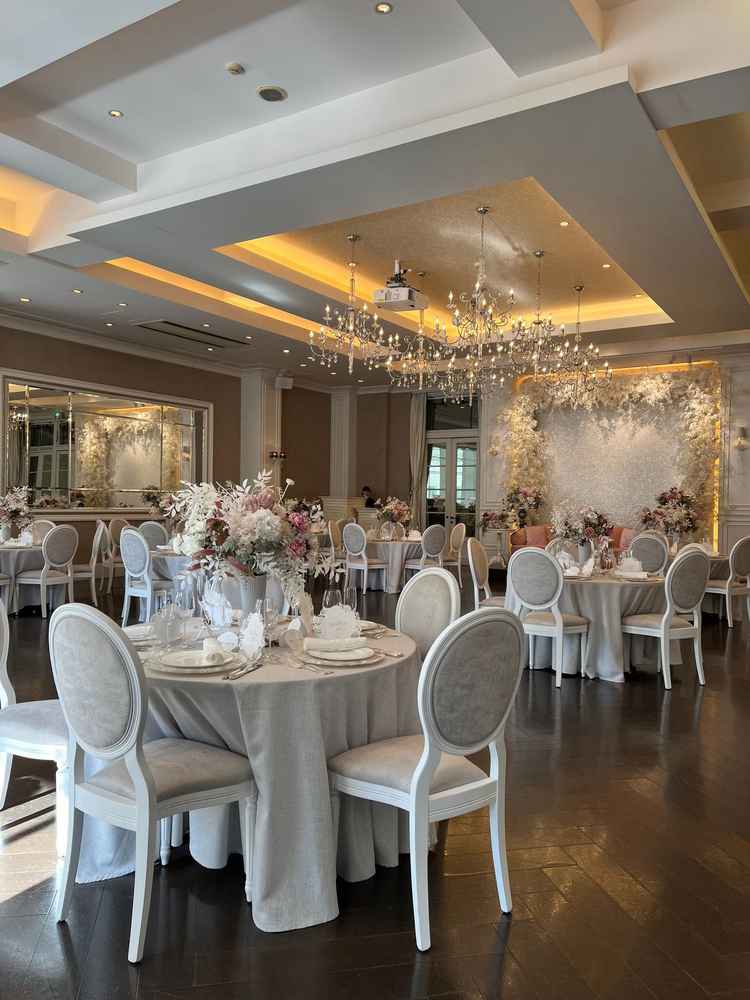 披露宴会場の1つ。可愛らしく王道な雰囲気の内装。