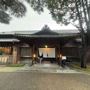 披露宴会場の入り口は暖簾になっており、着物を着たスタッフの対応や一味変わった会場の入り口でした