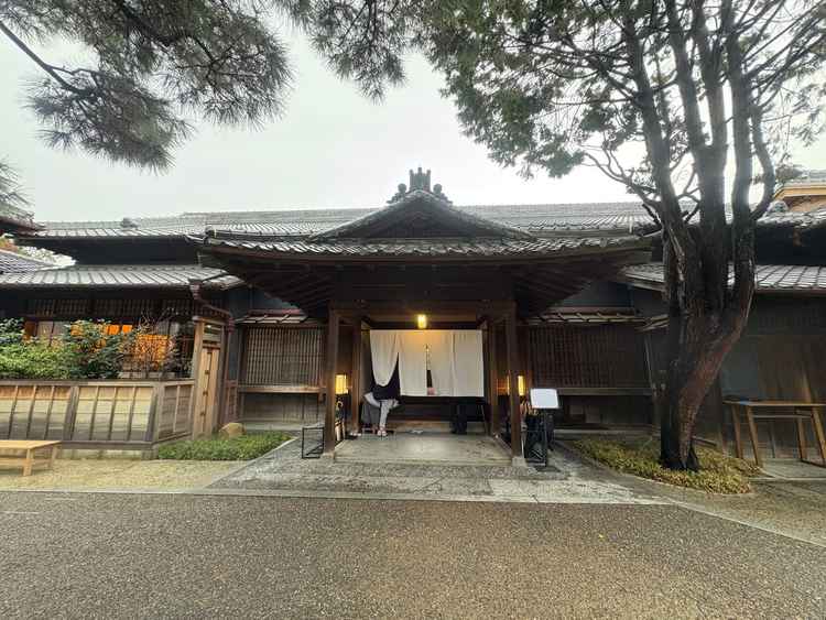 披露宴会場の入り口は暖簾になっており、着物を着たスタッフの対応や一味変わった会場の入り口でした