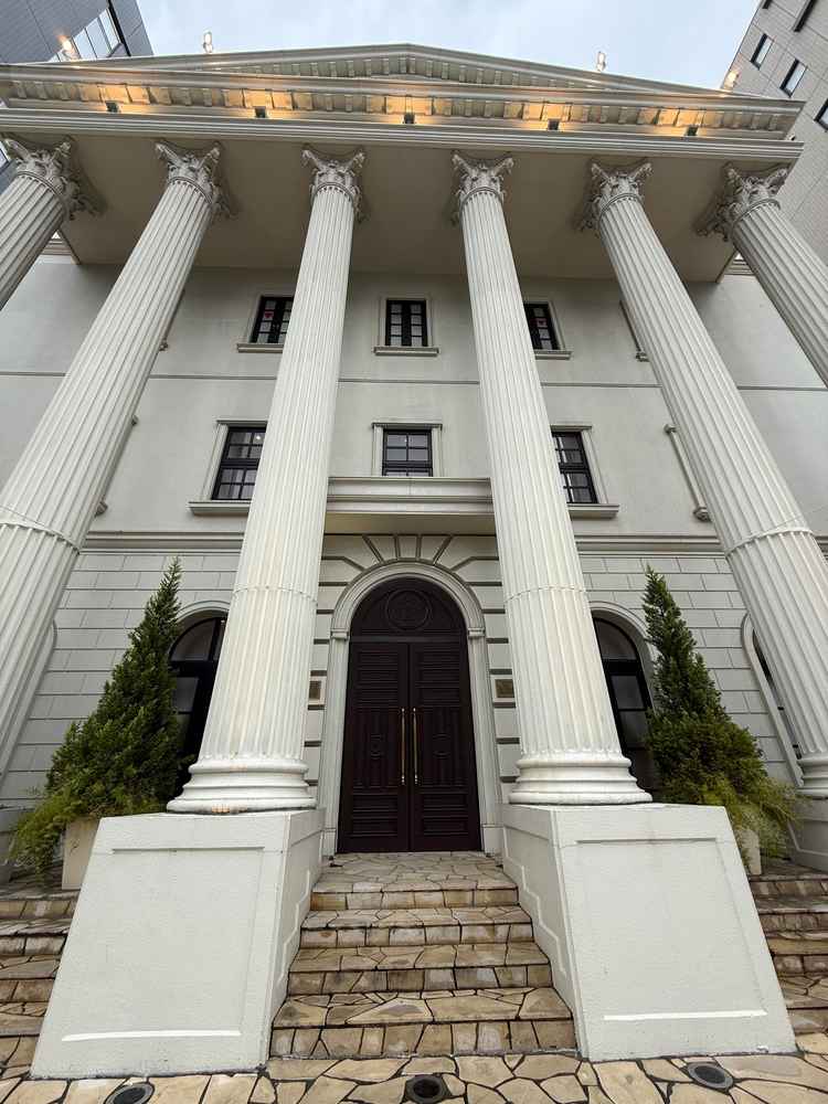 挙式、披露宴会場の外観。白を基調とした建物に圧巻。