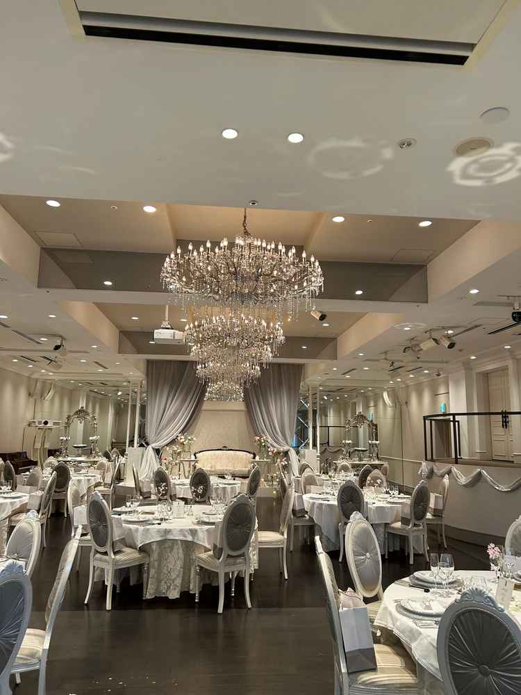 披露宴会場。スタイリッシュで、階段は床に近く、参加者全員がドレスを間近で見ることが出来る