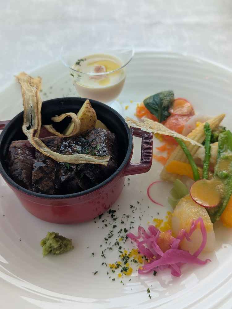 お肉もデザートも豪勢で満腹感がありました