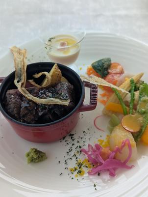 お肉もデザートも豪勢で満腹感がありました