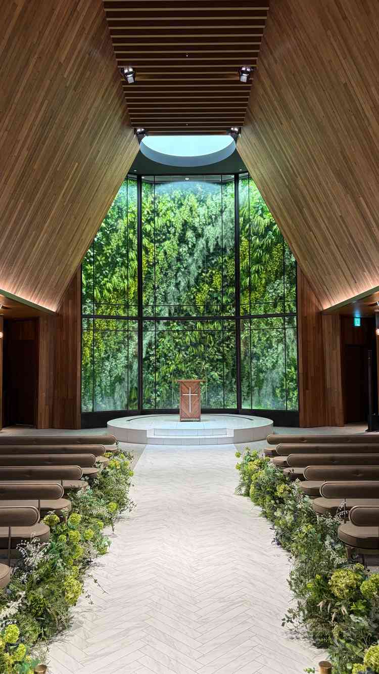 地下にあることを感じさせない光の入るチャペル