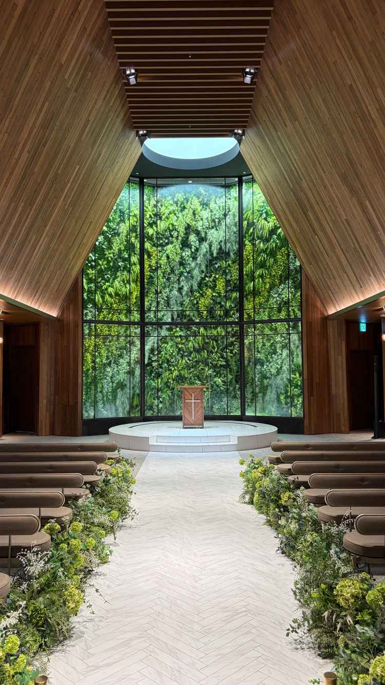 地下にあることを感じさせない光の入るチャペル