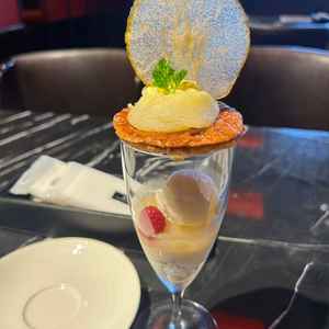 待合室も綺麗でシャンパン入り梨のパフェもおいしかったです。
