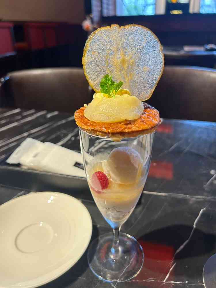 待合室も綺麗でシャンパン入り梨のパフェもおいしかったです。