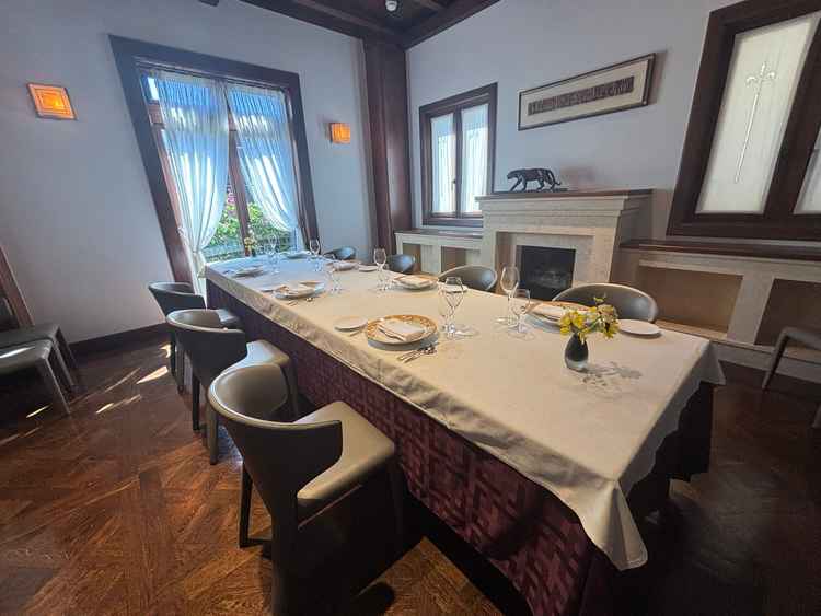 食事会場内部（少人数向け2階個室）