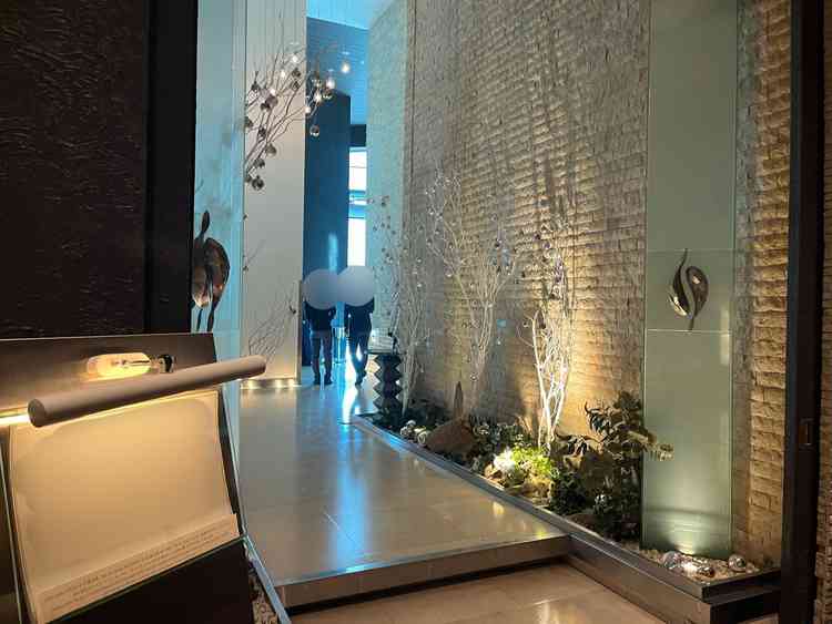 披露宴会場。天井が高く、開放感があった。