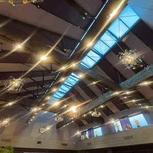 天井が高く開放的な会場。