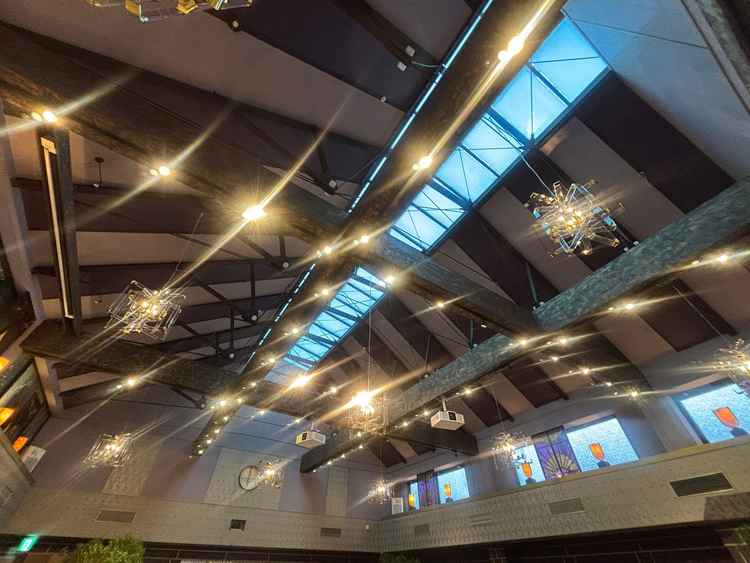 天井が高く開放的な会場。