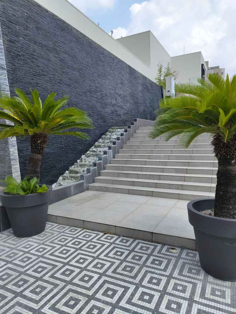 外観入口。階段の横を流れる滝が非日常感を出していて入る前からワクワク！