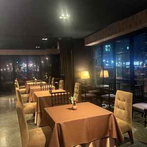 もう一つの待合室はよりシックでかっこよい感じでした。