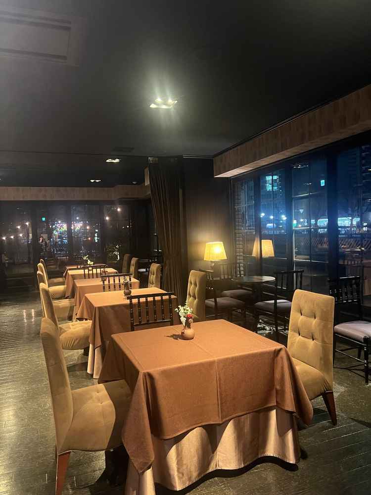 もう一つの待合室はよりシックでかっこよい感じでした。