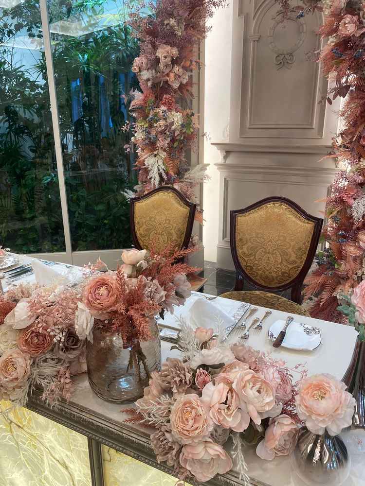 披露宴会場の新郎新婦席。暖炉の前にあり豪華な飾り付け。