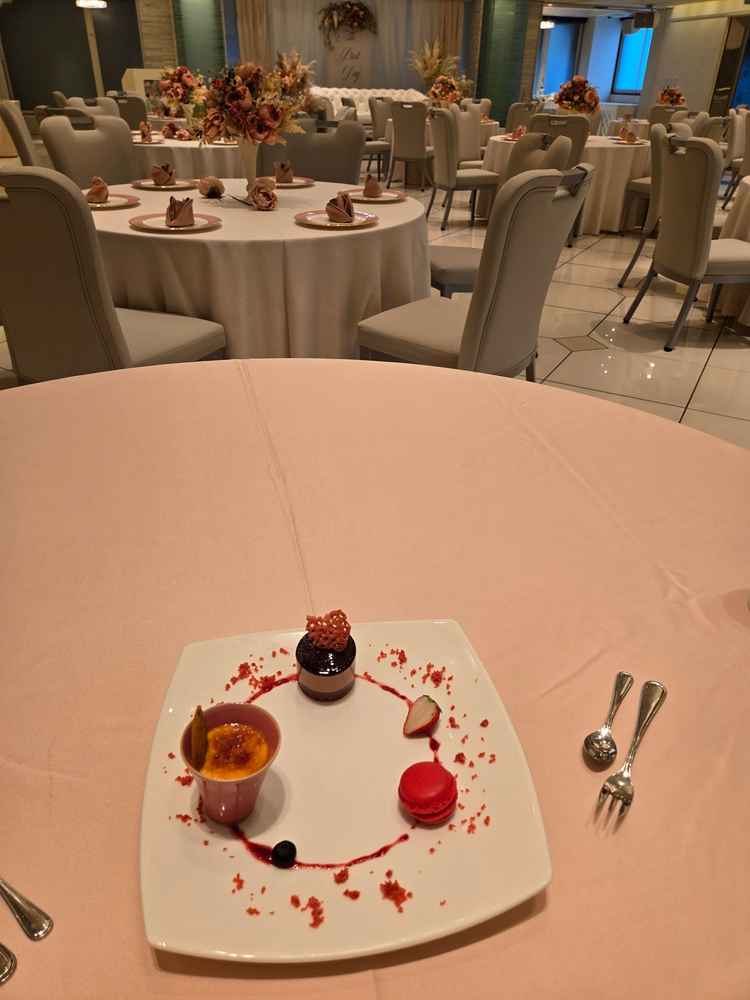 試食は1グループにつき、魚、肉、デザートが一皿ずつだったので、正直食べづらかった、味は美味しかった。