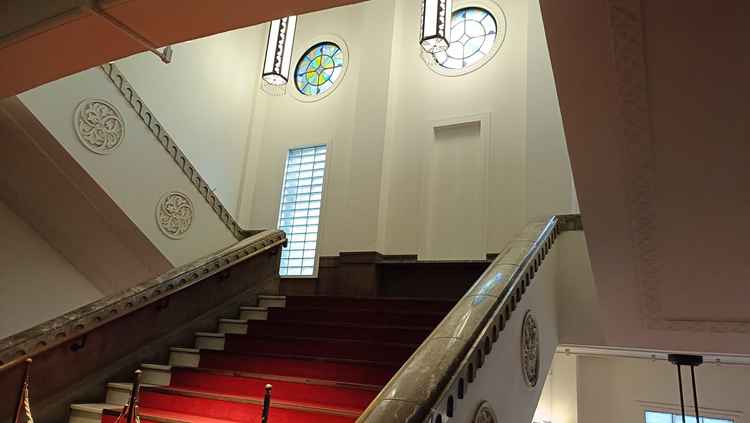 目を引く大階段。ステンドグラスもよかった。