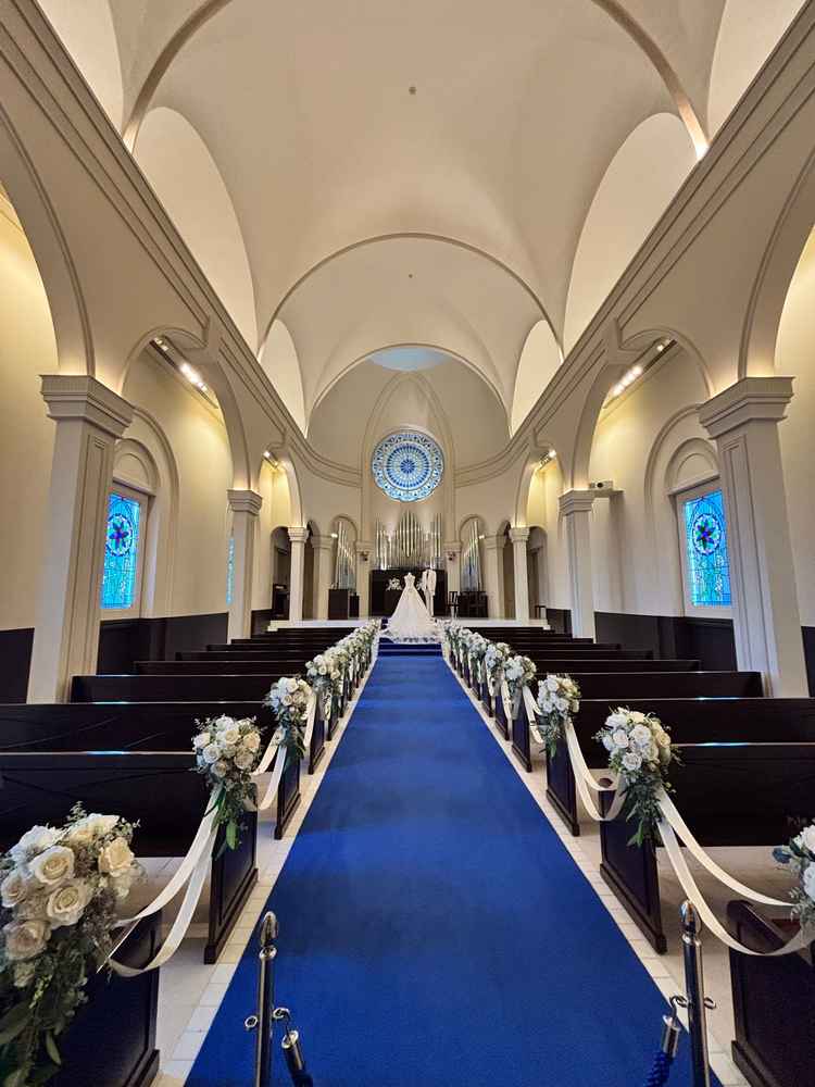 挙式会場。ブルーのバージンロードが印象的で、ドレスも映えると感じました。