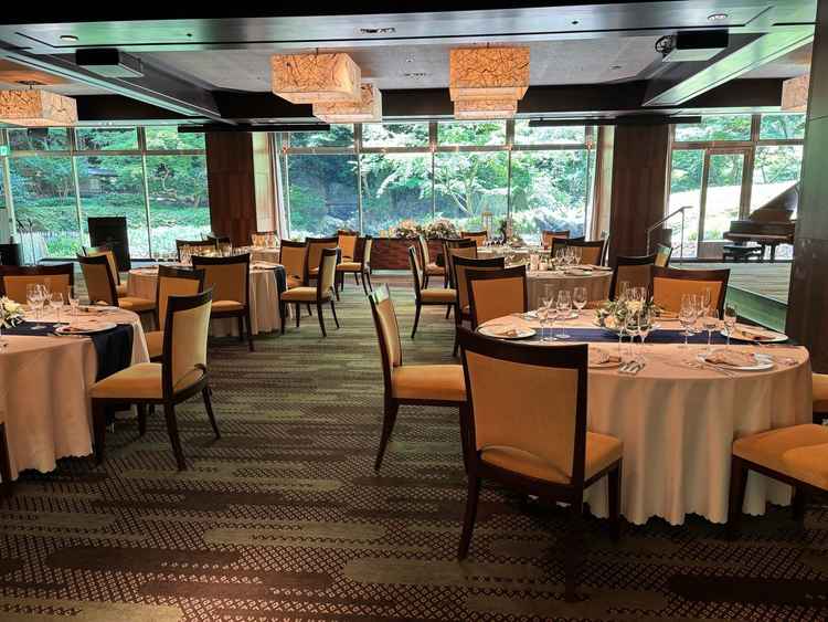 披露宴会場「マグノリア」は庭園が窓ガラス一面に広がり、自然光が入って明るい印象でした。