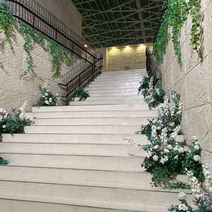 チャペルに続く階段。天候に左右されない