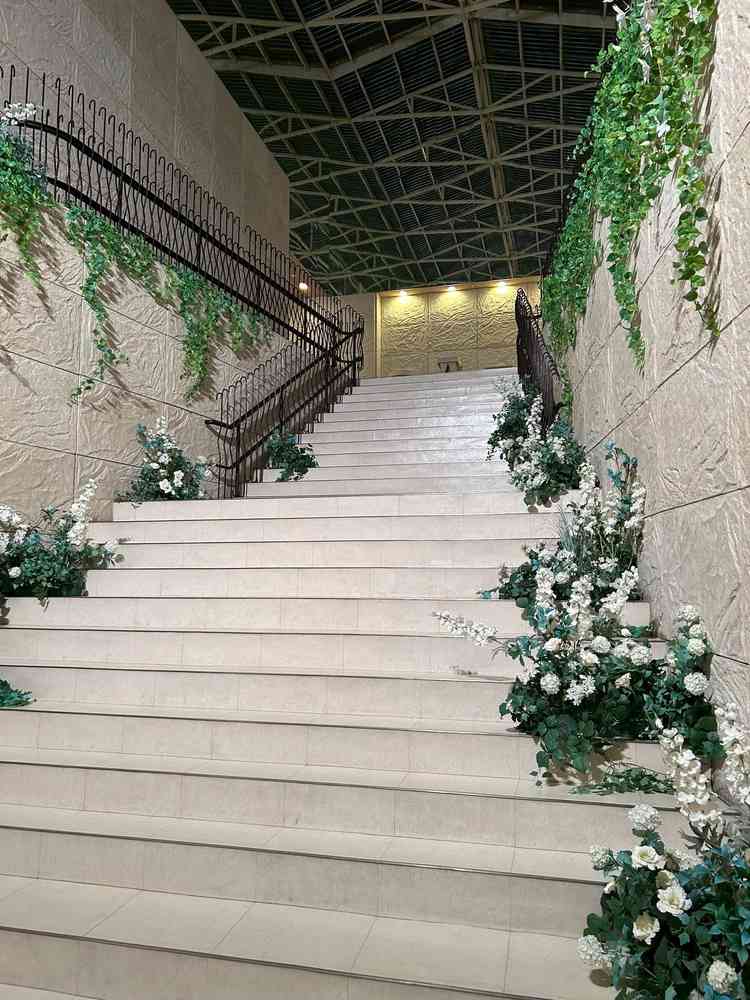 チャペルに続く階段。天候に左右されない