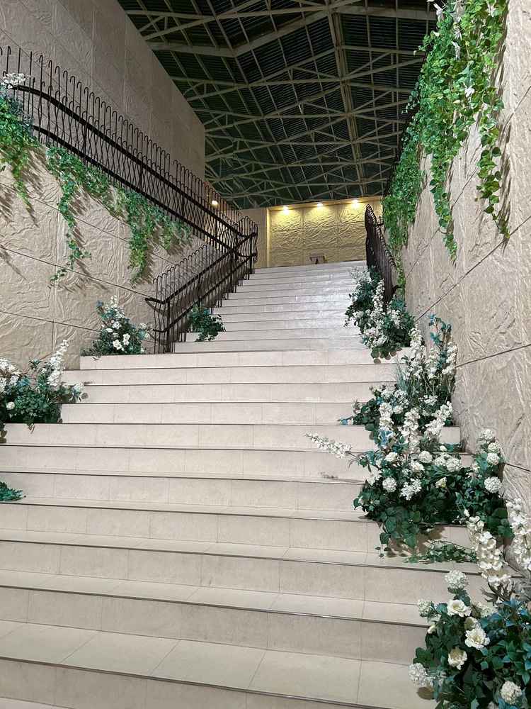 チャペルに続く階段。天候に左右されない