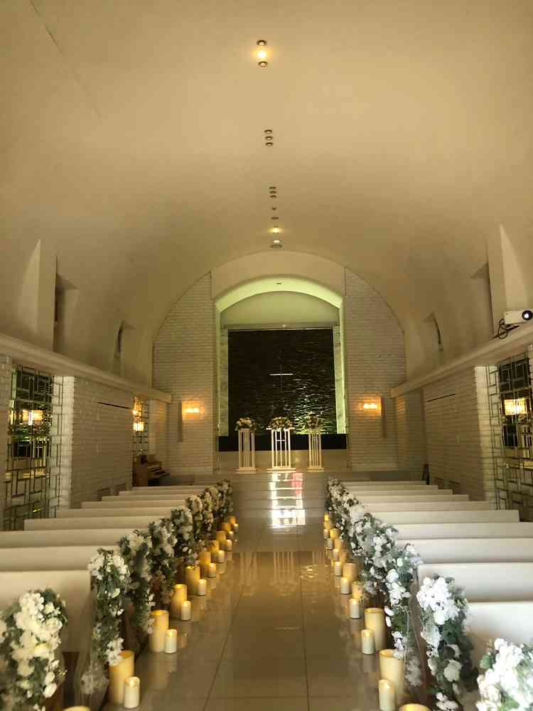 綺麗な雰囲気のチャペルで長い距離を歩きながら石造りの祭壇に登れます。神聖感があり良いチャペルでした。