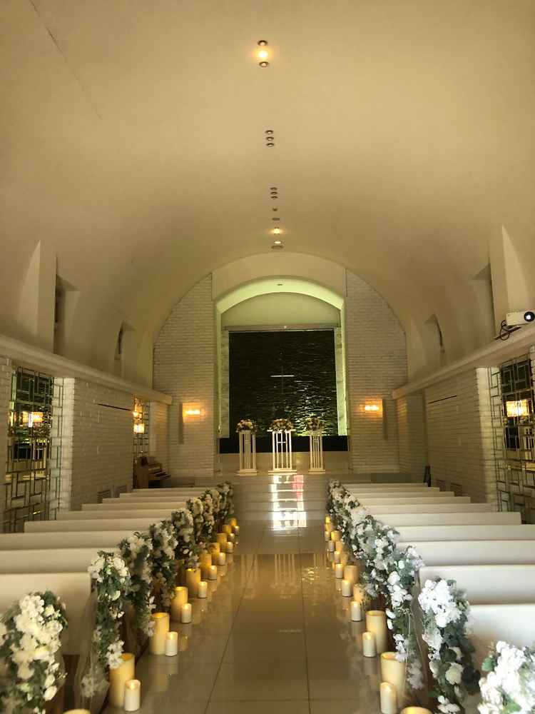 綺麗な雰囲気のチャペルで長い距離を歩きながら石造りの祭壇に登れます。神聖感があり良いチャペルでした。