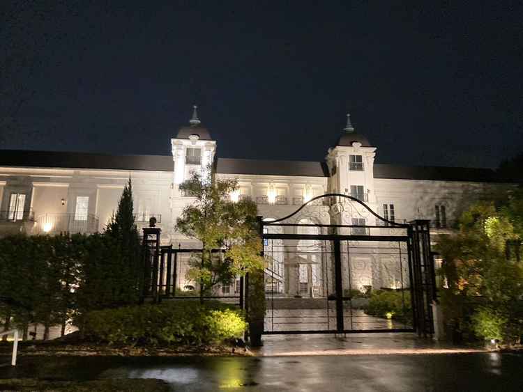 夜でも圧倒的な存在感。昼とは一味違った良さを感じた。