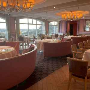 披露宴会場。ゲスト卓にもソファータイプの椅子が使用されておりカジュアルでした。