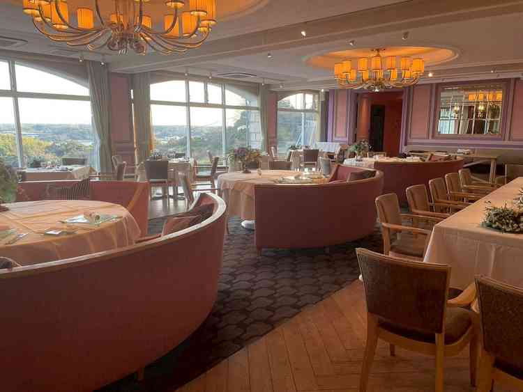 披露宴会場。ゲスト卓にもソファータイプの椅子が使用されておりカジュアルでした。