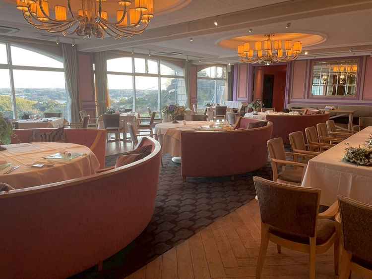 披露宴会場。ゲスト卓にもソファータイプの椅子が使用されておりカジュアルでした。