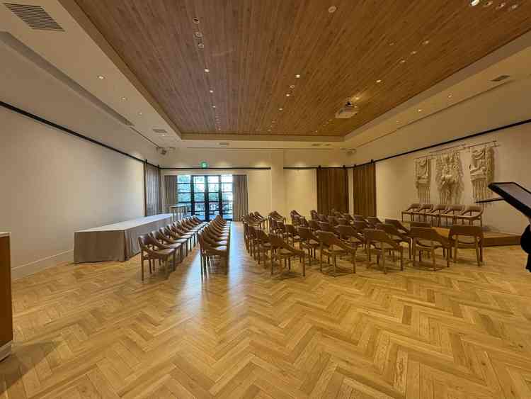 披露宴会場の写真。どこもかなりシンプルだった印象。