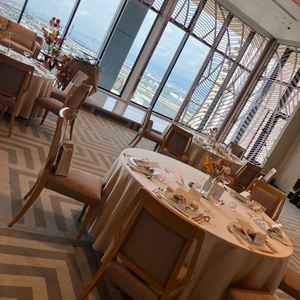 披露宴会場でのテーブルコーディネート例。カラフルな花で飾られており華やかでした。