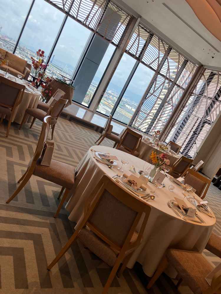 披露宴会場でのテーブルコーディネート例。カラフルな花で飾られており華やかでした。