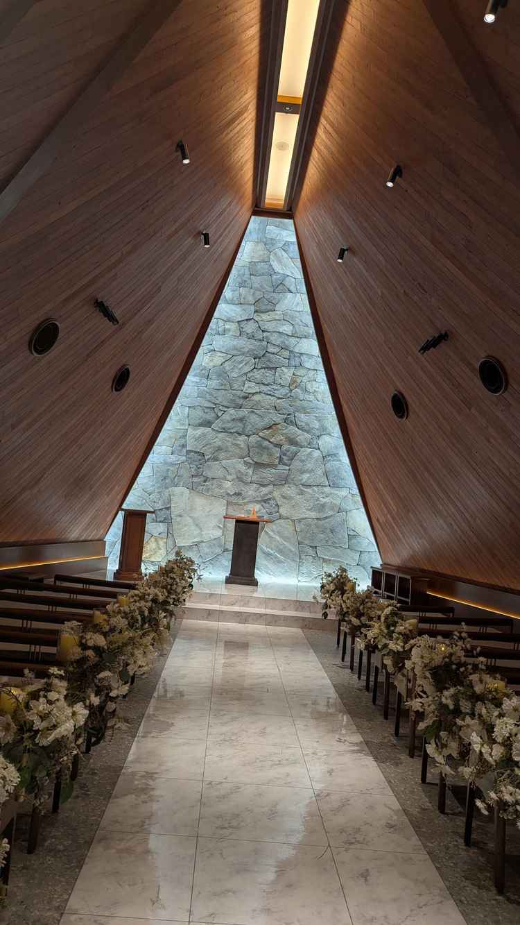 木に囲まれた温かい雰囲気のチャペル