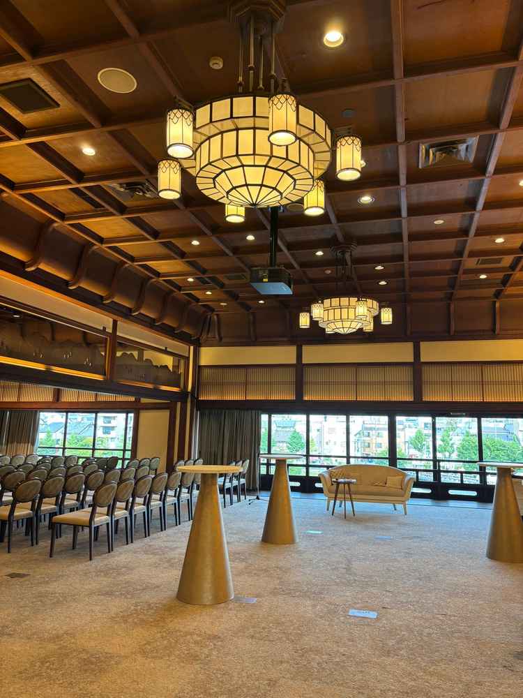 大きい方の披露宴会場です。天井が高くてボリュームのあるドレスも映えそうだなと思いました。