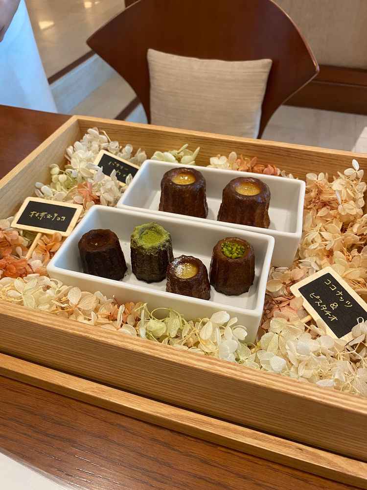 カヌレです。お話の前に試食させてもらいました