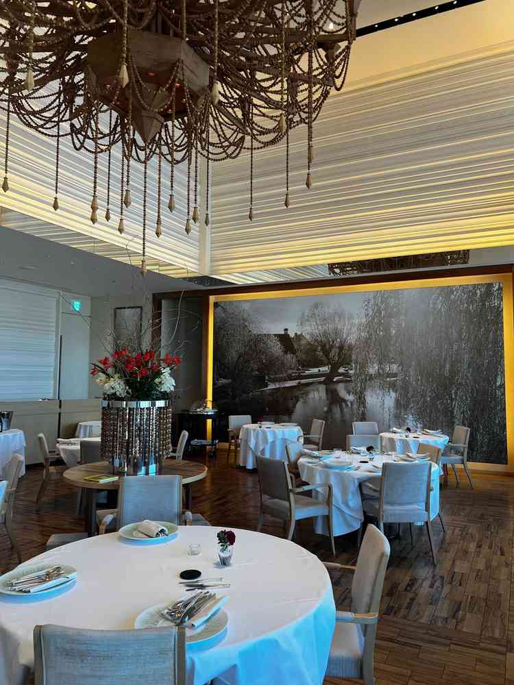 披露宴会場。大きな木製のシャンデリアが目を惹き、部屋に豪華さを加えていた。