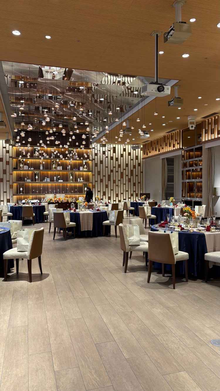 クラブ という名前の会場。ウェルカムスペースや、テーブルクロスや食器などは自分たち好みに変えられる！