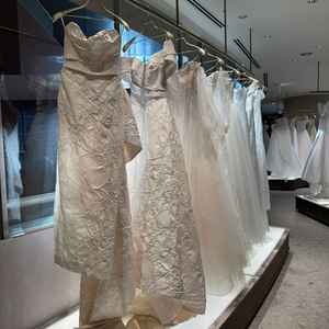 ドレスフィッティングを予約しておりましたので、最初にドレスショップに伺いました。種類豊富でした。