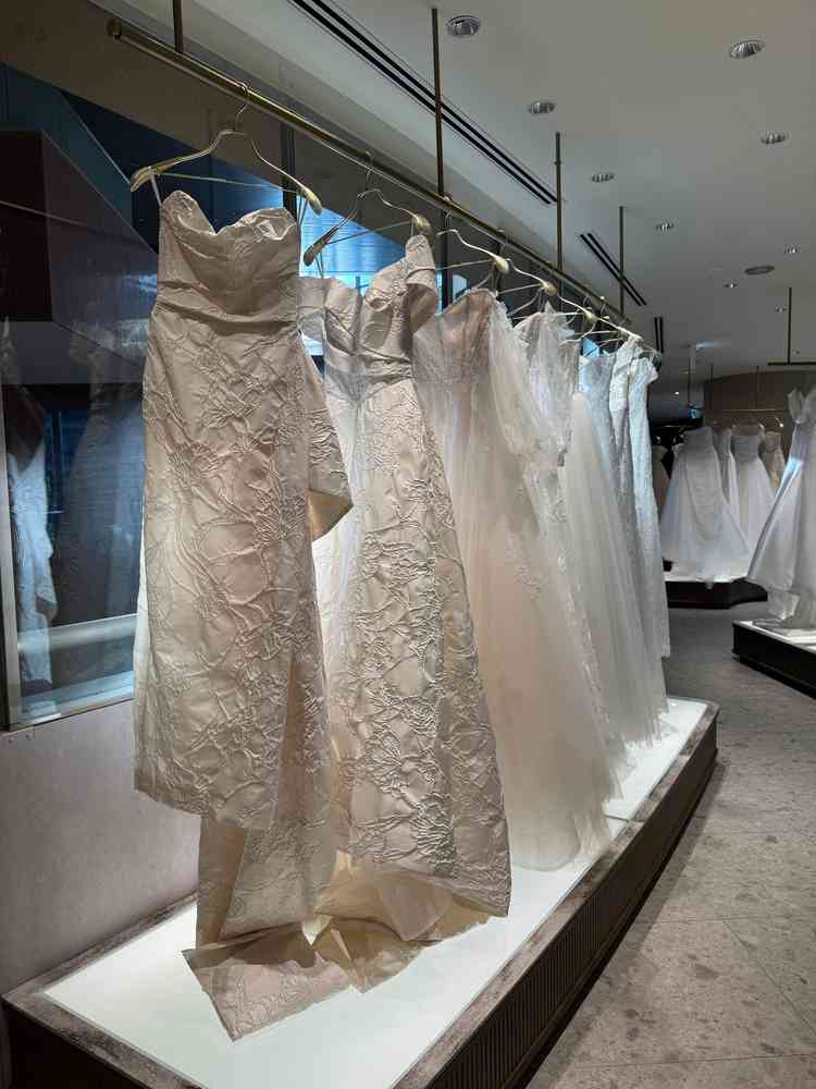 ドレスフィッティングを予約しておりましたので、最初にドレスショップに伺いました。種類豊富でした。