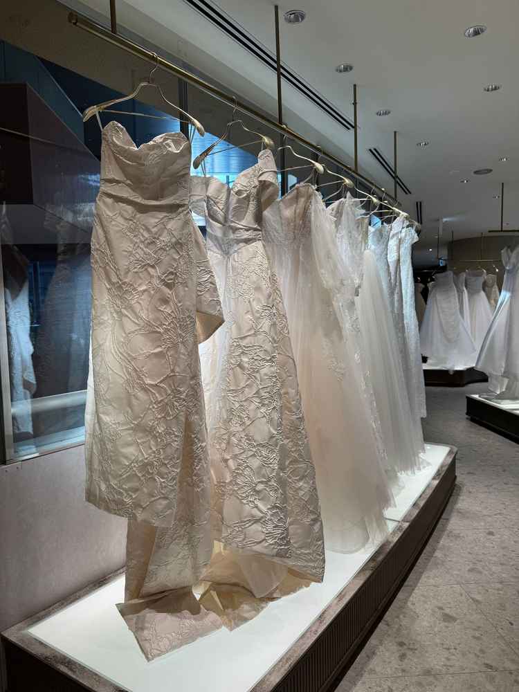 ドレスフィッティングを予約しておりましたので、最初にドレスショップに伺いました。種類豊富でした。