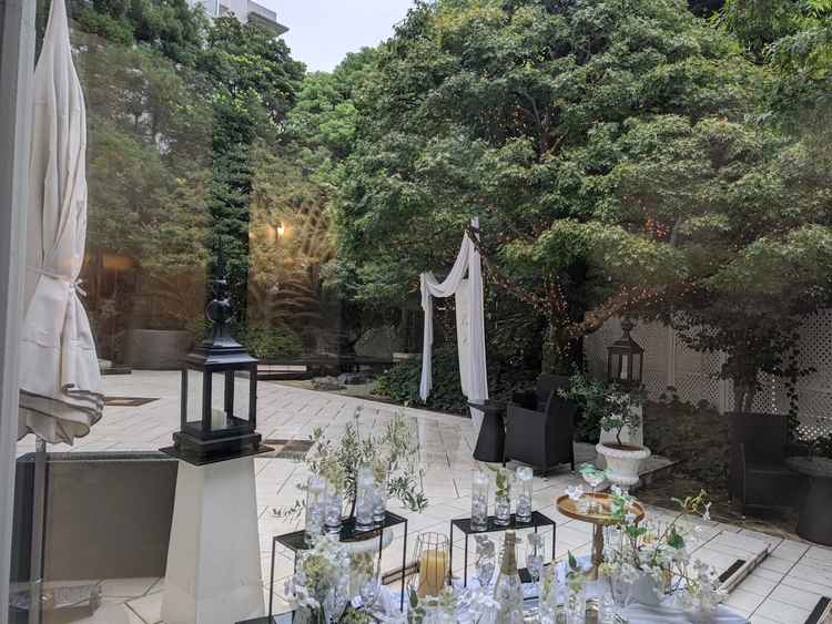 屋外にも設置することができ、自然を楽しみながら交流することができる。また小さな滝が流れている。