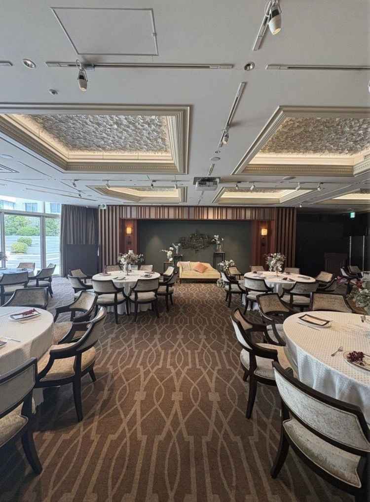 こちらの披露宴会場は落ち着いたおしゃれな感じがした。